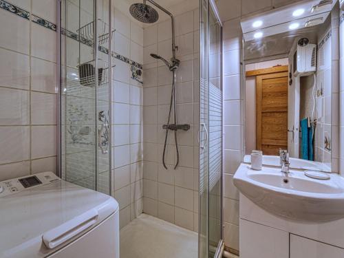 une salle de bain avec douche et lavabo dans l'établissement Apartment Pegase Phenix-75 by Interhome, au Corbier