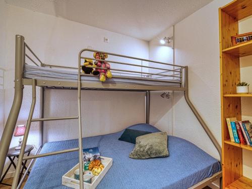 Ce lit superposé se trouve dans une petite chambre dotée de lits superposés. dans l'établissement Apartment Pegase Phenix-75 by Interhome, au Corbier