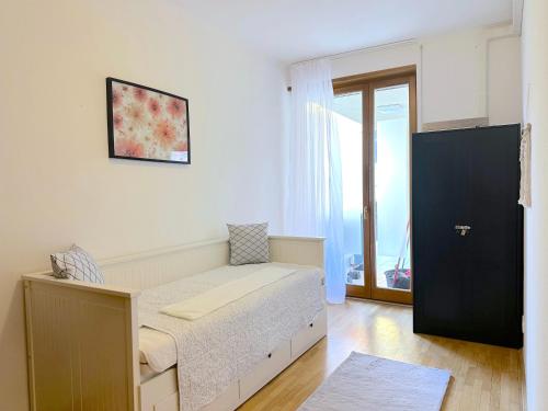 布达佩斯Spacious 3-bedroom with Balcony & Free Parking的一间带床和窗户的小卧室