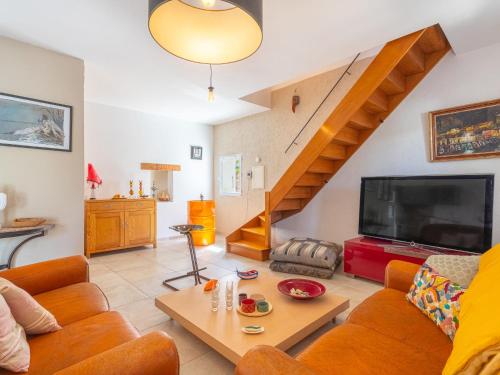 un salon avec un canapé et une télévision dans l'établissement Holiday Home La maison du Port by Interhome, à Le Brusc