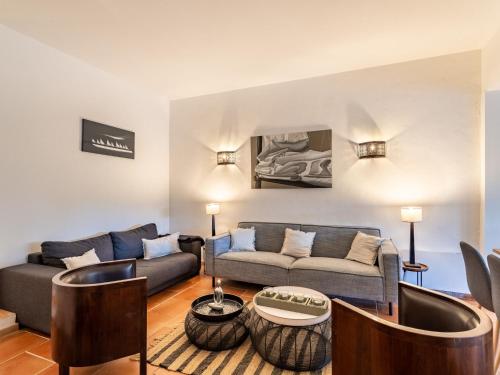 un salon avec un canapé et une table dans l'établissement Villa Les Mimosas by Interhome, à Gassin