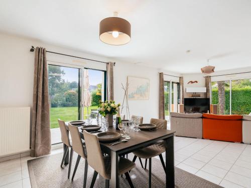 une salle à manger avec une table et des chaises noires dans l'établissement Holiday Home Coeur d'Emeraude by Interhome, à Saint-Briac-sur-Mer