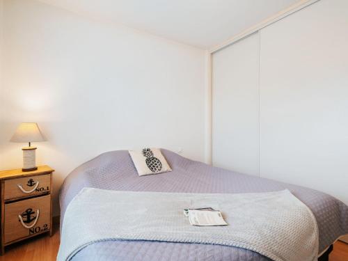 - une petite chambre avec un lit et une table de chevet dans l'établissement Holiday Home Coeur d'Emeraude by Interhome, à Saint-Briac-sur-Mer