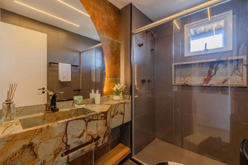 Un baño de Beach Living #E501 - Apto Vista Mar por Carpediem