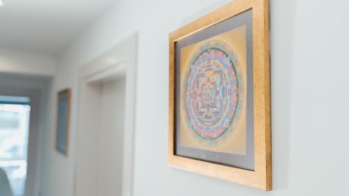 a framed picture hanging on a wall at Mykonos Homes - Stilvolles Apartment mit eigenem Jaccuzzi in Bahçeli