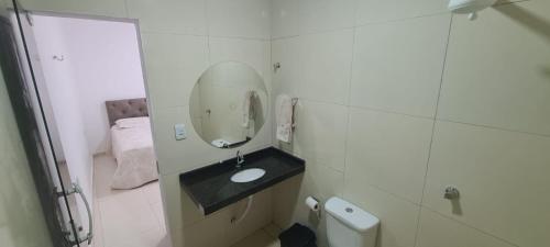 un piccolo bagno con lavandino e specchio di Jalehe a Juazeiro do Norte