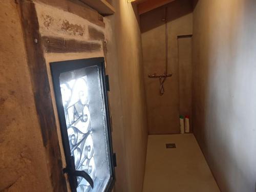 Ένα μπάνιο στο Casita acceso piscina y jardín La Nueva Candeleda