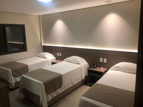 Katil atau katil-katil dalam bilik di Bravo's Hotel