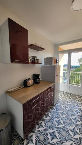 - une cuisine avec un comptoir dans une pièce dans l'établissement T3 With 2 Loggias And Parking Tournus Center, à Tournus