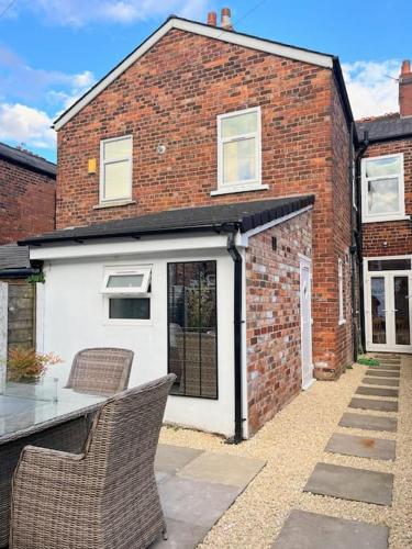Artistic 3 bed home in Old Trafford next to MUFC photo 5