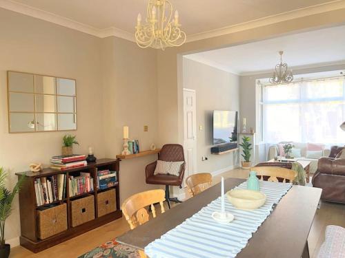 Artistic 3 bed home in Old Trafford next to MUFC photo 18