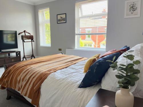 Ένα ή περισσότερα κρεβάτια σε δωμάτιο στο Artistic 3 bed home in Old Trafford next to MUFC