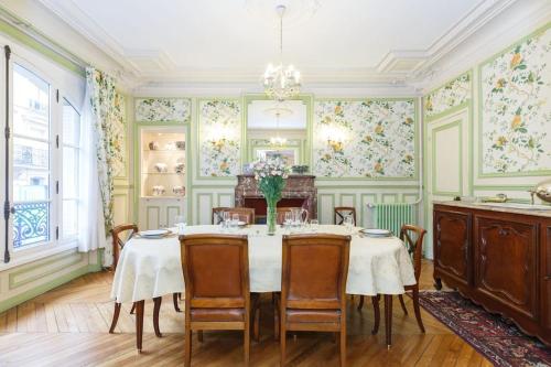 une salle à manger avec une table et des chaises dans l'établissement Superb 4 bdrms 185m2 Apt Trocadero, à Paris