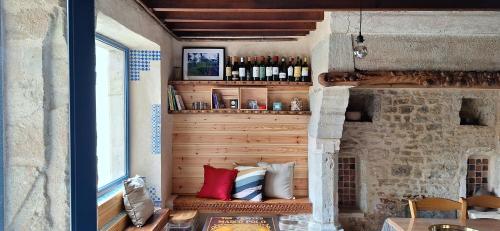 - une étagère avec des bouteilles de vin dans l'établissement Porte 5, à Valognes