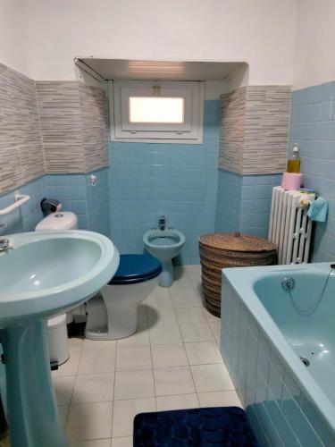 une salle de bain avec un lavabo, des toilettes et une baignoire dans l'établissement Maison de village corse, à Campitello