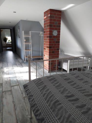 Ένα ή περισσότερα κρεβάτια σε δωμάτιο στο Ferienhaus Nebra "Zur Dorfkirche"