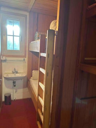 Elle comprend une petite salle de bains pourvue de lits superposés et d'un lavabo. dans l'établissement Grand Chalet pour 10 avec vue magnifique sur les pistes et les montagnes à 10mn à pied des pistes, à Eaux-Bonnes