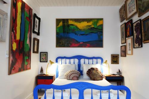 Postel nebo postele na pokoji v ubytování Une chambre et des tableaux