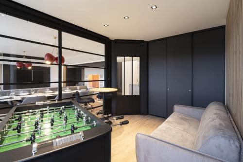 - un salon avec un baby-foot dans l'établissement L'Esplanade, à Metz