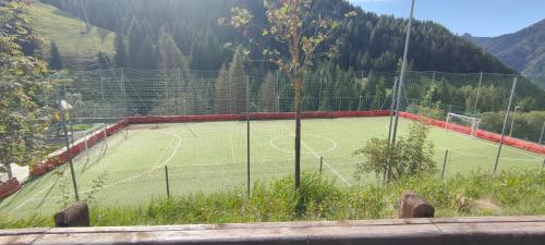 Tenis a/nebo squash v ubytování condominio Brembo a casa di Barbara nebo okolí