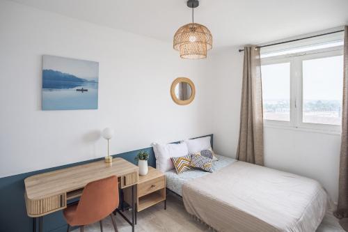 - une chambre avec un bureau, un lit, un bureau et une chaise dans l'établissement Évasion Urbaine - Chambre 2 - Hypercentre, à Troyes