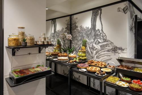 um buffet com muitos tipos diferentes de comida em exposição em Coronari Palace em Roma