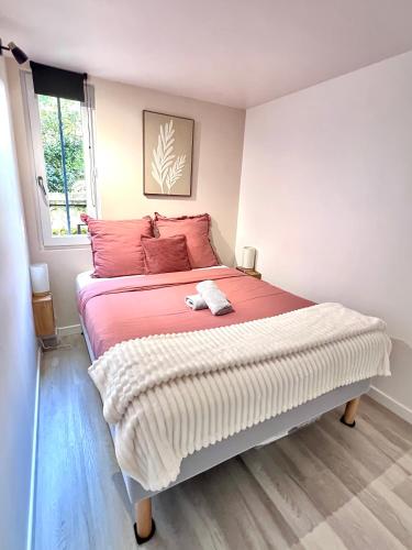 - une chambre avec un grand lit et des draps rouges dans l'établissement Le Badebec, Appt dans maison typique avec jardin privé, à Chinon