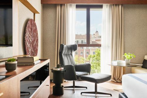 Χώρος καθιστικού στο Thompson Madrid, by Hyatt