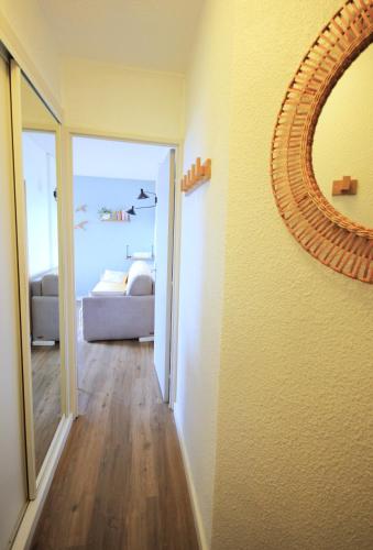 une chambre avec un miroir et une chambre avec un lit dans l'établissement Horizon, à Collioure
