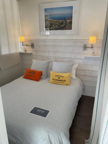 une chambre avec un lit avec deux oreillers dessus dans l'établissement Le Baulois, à La Baule