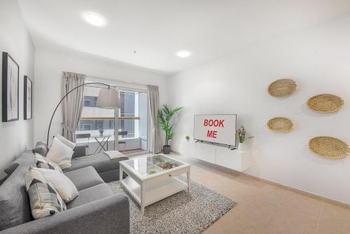 Posezení v ubytování Spacious 1-Bedroom at Elite Tower in Dubai Marina, Near to to Beach
