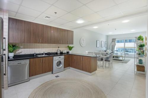 Kuchyň nebo kuchyňský kout v ubytování Spacious 1-Bedroom at Elite Tower in Dubai Marina, Near to to Beach