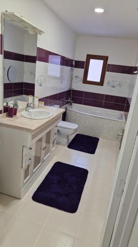 Bilik mandi di La Pierre Dorée