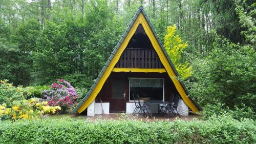 a small house in the middle of a garden at gemütliches Waldhaus in Milmersdorf