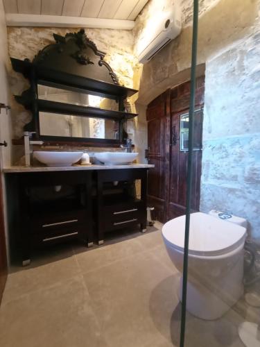 a bathroom with two sinks and a toilet at Les Terrasses du Carlat, Le Logis, Demeure raffinée, situation idéale Dordogne, vues, piscine in Saint-Cybranet