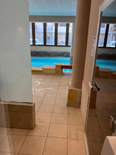 un couloir avec une piscine dans un bâtiment dans l'établissement Luxueux T2 en centre ville, à Saint-Lary-Soulan