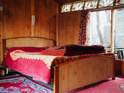 Postel nebo postele na pokoji v ubytování Veena Palace Group Of Houseboats