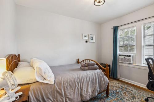 Postel nebo postele na pokoji v ubytování Near CLE Clinic - Long term stays accepted