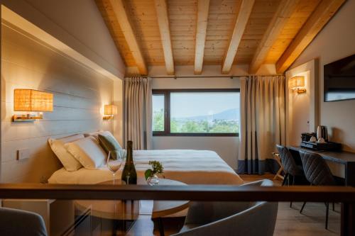 a bedroom with a bed and a desk and a window at Sorapiana in Vidor