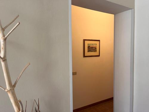 a hallway with a door and a picture on the wall at Da' mi' nonni in Pistoia