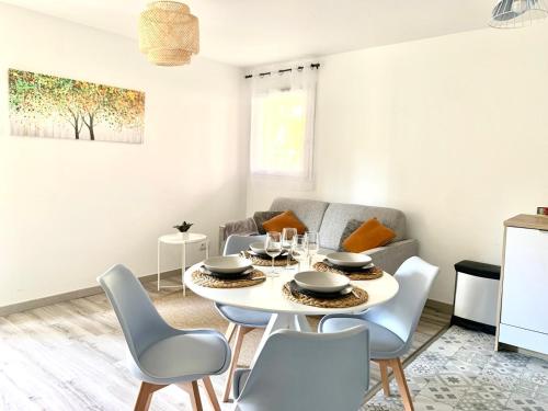 une salle à manger avec une table et des chaises blanches dans l'établissement Sweet home disneyland, à Montévrain
