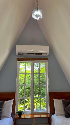 a window in a room with a window at VILLAS EL ENCANTO in Jalpan