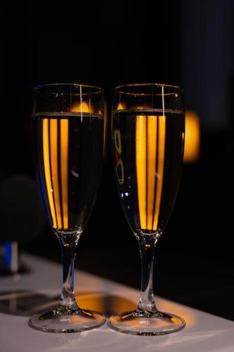 - deux verres de champagne assis sur une table dans l'établissement Galaxy La tête dans les étoiles, à Riom
