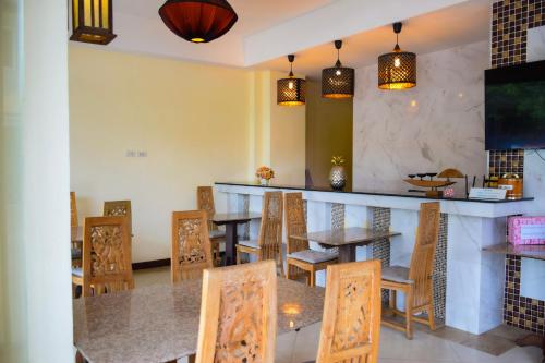 a dining room with a table and chairs at Chivapuri Trat in Trat