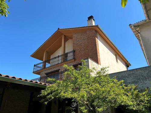 a brick building with a balcony on top of it at La casa de Epi in Ziordia