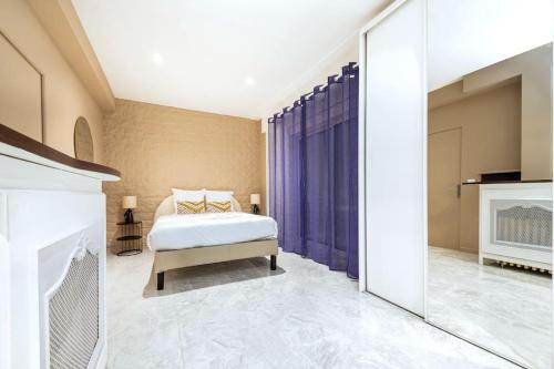 une chambre avec un lit et une cheminée dans l'établissement Appartement Gagny centre proche RER, à Gagny