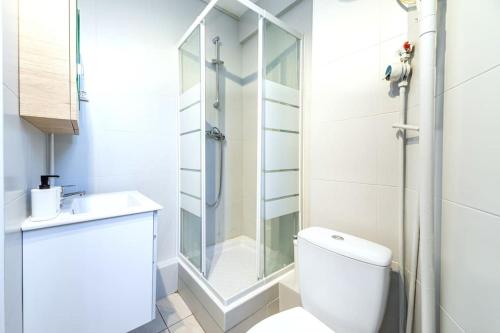 une salle de bain avec une douche, des toilettes et un lavabo dans l'établissement Appartement Gagny centre proche RER, à Gagny