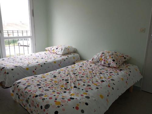 - 2 lits avec des draps en coton dans une chambre dans l'établissement Morliane, à Couhé-Verac