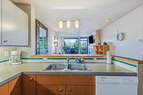 una cocina con fregadero y encimera en Chelan Resort Suites Sunny Livin 111, en Chelan