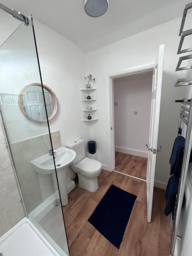 ein Badezimmer mit Toilette und Glasdusche in der Unterkunft Waterside Cottage in Preston